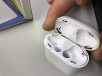 AirPods本体 汚れが少し目立ちます 洗えば落ちます入れ物はついてません AirPodsケースの黒ずみが何をしても落ちません。ザラザラした