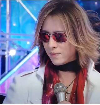 Xjapanのyoshikiが14年のmステスーパーライブで着用 Yahoo 知恵袋