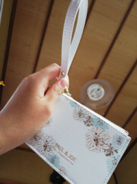 このパスケースってどうやってカバンに付けるんですか 金具のと Yahoo 知恵袋