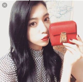 女優の三吉彩花ちゃんが持っているこの財布ってどこのブランドのか教えて Yahoo 知恵袋