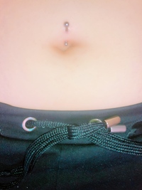 ヘソピアスが曲がってあいています どうしたら ヘソピアスを美容外 Yahoo 知恵袋