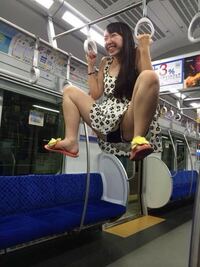 電車で酔った人に席を譲るべきですか 途中から若い女性が乗り込 Yahoo 知恵袋