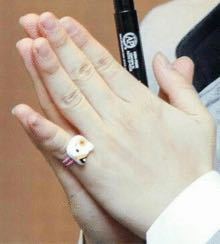Btsのジミンについてです この写真を見る限り片方 手前 の手の小指の方 Yahoo 知恵袋