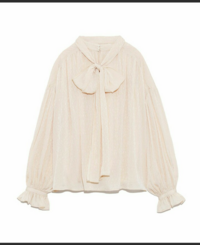 このボウタイブラウスにベストを合わせるならなに色のものが良いと思いま Yahoo 知恵袋