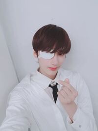 Txtのメンバー ヒュニンカイくんは最近目に眼帯 みたいなのをつけていますが Yahoo 知恵袋