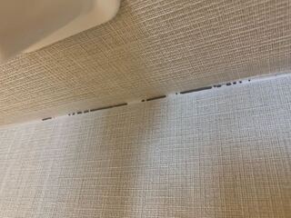 食器棚の上に突っ張り棒を設置したら 壁と天井の境目の壁紙が破れて穴が空いてしま Yahoo 知恵袋