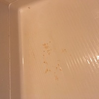 風呂のカビ についてです 賃貸の新居の風呂にオレンジ色の汚れがつ Yahoo 知恵袋