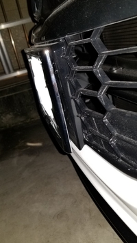 ナンバーフレームをフロントだけサービスで付けてもらったのですが浮くのは普通です Yahoo 知恵袋