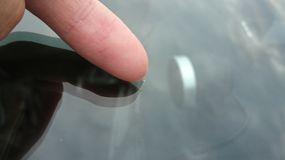 窓ガラスに飛び石傷をもらいました。大きさは1mm程度、爪で擦ると