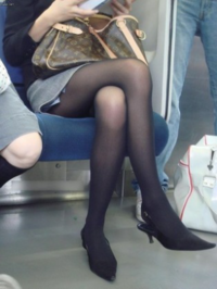 なぜ女は座ると足を組むのですか 電車の中で足を組む女をよく見ます ひど Yahoo 知恵袋