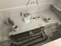 Panasonicの食洗機NP-TS1にエラーが出るようになったのでセパレーターを交換しようと分解し始めましたが写真のところから先に進めなくなりました。 特にネジもツメも見当たらず、ご存じの方はお教え願えないでしょうか。
