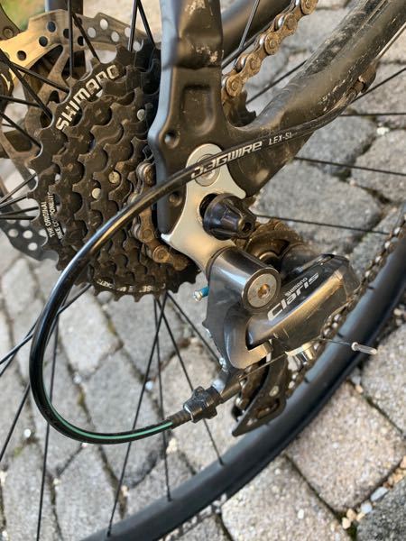 ビアンキ　クロスバイク(前輪パンク) クロスバイクのビアンキroma3のパンク修理を行なっていたのですが