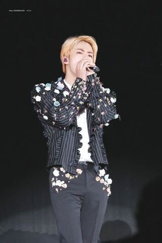 このepiphanyのお花いっぱいの衣装のジンくんの高画質の画像を探 Yahoo 知恵袋