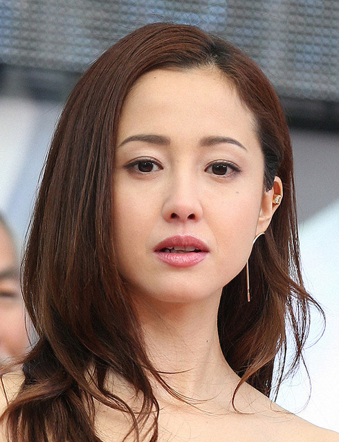 線上 が 薬物 で 歌手 紅白 捜査 女性 出場