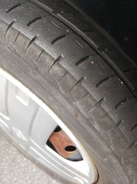 タイヤにヒビ割れがありました 15年製です これはもう寿命でしょ Yahoo 知恵袋