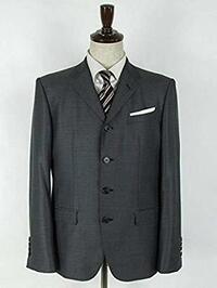 男性用のスーツについて質問します。４つボタンのスーツってなぜビジネスではダメなんでしょうか？
４つボタンのものってどんな時に着るんでしょうか？ 