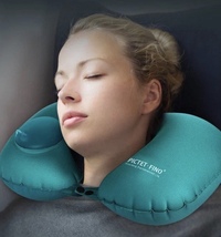 エコノミークラスの空気枕、意味あるのですか？ エコノミークラスやプレエコでトラベルピロー、空気枕を使っている人をたまに見かけます。

。
これらのシートってほとんど倒れないので、かえって空気枕は邪魔なような気がするんですが、実際はどうですか？

経験談を求む。
お願いします。
