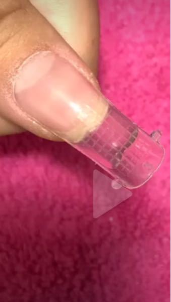 ネイルについてです Tiktokで見たのですが ネイルチップの中に塗って Yahoo 知恵袋