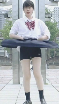 駅の階段で スカート押さえて上る女の子と 押さえない女の子の違いはなんですか Yahoo 知恵袋