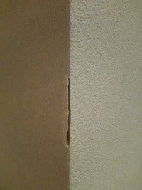 壁紙の補修方法を教えて下さい 掃除機をぶつけて 壁の角部分の壁紙が剥がれてしまい 教えて 住まいの先生 Yahoo 不動産