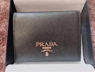 公式オンラインショップでみて決めたのですが Pradaの財布のロゴってこんなに Yahoo 知恵袋
