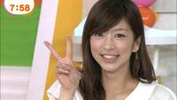 睡蓮花のｐｖでベージュのブラに黒の短パンの水着を着てステージで踊っている Yahoo 知恵袋
