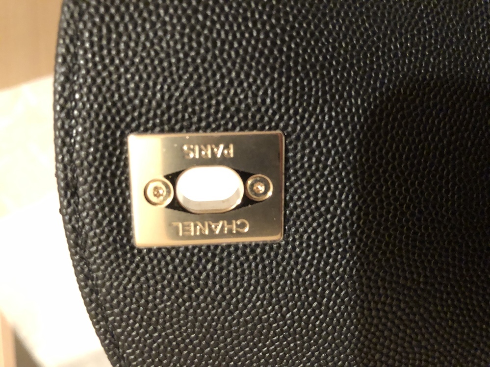 先日、両親が海外旅行のお土産でCHANELをくれたのですが…私の持っ 