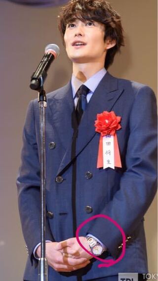 この時の岡田将生さんが付けている時計のブランドと お値段が分かる方いますか Yahoo 知恵袋