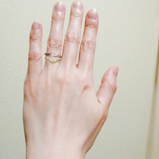 ｖ字とストレートの重ね付けについて 婚約指輪と結婚指輪ですが気に入ったデザイン Yahoo 知恵袋