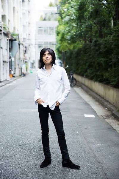 宮本浩次さんの服を真似しようと思うんですが 白のシャツに 黒のスキニーで Yahoo 知恵袋
