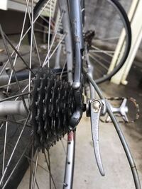 ロードバイクでギアチェンジ 特に軽く するときに2段または3段多く変わってしま Yahoo 知恵袋