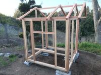 小屋を作っている途中です 横に揺らすと グラグラします どの部分をどの様 Yahoo 知恵袋