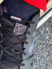 銀色のパーツの名前 靴紐を結ばなくて良い商品の一部 教えて 住まいの先生 Yahoo 不動産