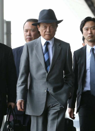 麻生太郎がこういう格好 映画マスクと同じような をしていたのはやっぱ Yahoo 知恵袋