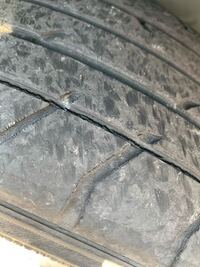 何気なくタイヤを見たらヒビと割れていました 先月車検を受けた時 Yahoo 知恵袋