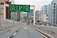 首都高速道路や阪神高速道路は利用者が少ないので今はガラガラかもしれませんが、その反面に「暴走族」が多数押し寄せてきたのでは？ 