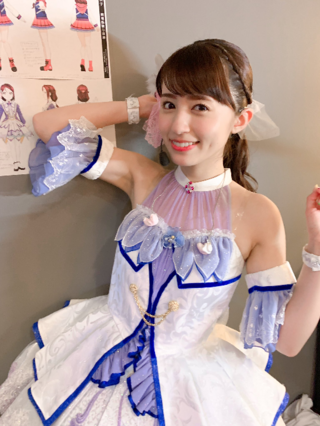 ラブライブ 声優なaqoursの逢田梨香子さん こういう写真にあるような Yahoo 知恵袋