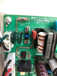 冷蔵庫の電源が入らなくなり 背面を開けて基盤を確認しましたが写真中心 Yahoo 知恵袋