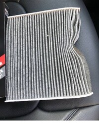 車のエアコンフィルターが写真のように端だけ曲がる原因はなんでしょうか 調べても Yahoo 知恵袋