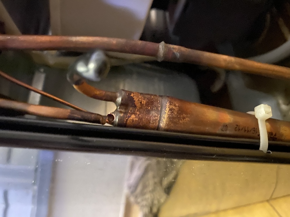 冷蔵庫をぶつけてしまいガスが漏れた音がしました 見てみたら部品が壊れ Yahoo 知恵袋