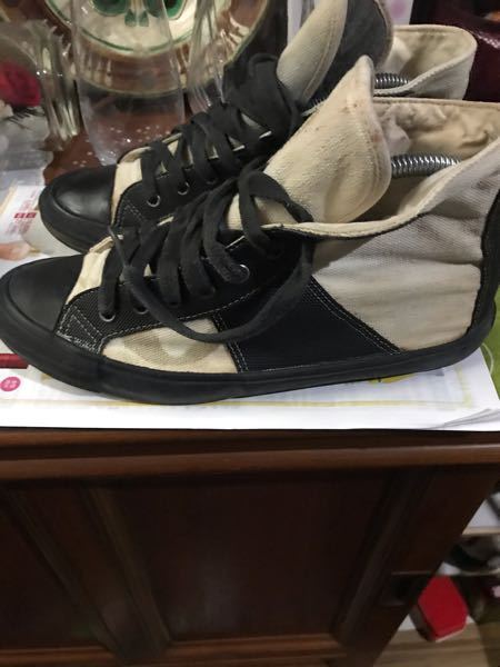 このスニーカーの詳細を教えてください。 たしか1987年頃に復刻版として発売された物の様ですがネットで調べても出てきません。 確かプロケッズのバイクケッズというスニーカーだと思います。 現在、価値がある物なのかも知りたいです。価値が無ければ断捨離の対象品です。 知ってる方がいましたら教えてください。