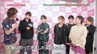 Uverworldのtakuya が着ている緑のシャカシャカの服は 服のカテゴ Yahoo 知恵袋