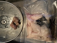 手前の黒いやつと奥の調理済みの肉の黒い斑点 これってカビ 牛ホルモンで密封パッ Yahoo 知恵袋