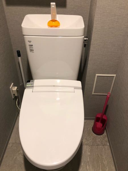 分譲マンションのトイレについて。 分譲マンションのトイレなのですが、写真のように、配管の柱が右側にあるにもかかわらず、トイレのレバーハンドルが右側に付いており、とても使いにくいです。 マンションの部屋タイプによって、配管の柱（PS）の位置が右のもの、左のものとがあるようですが、 柱の位置によって、レバーハンドルが右側のもの、左側のもの、というようにトイレのタイプを変えて設置する、ということはしないものでしょうか？ 使えない訳ではありませんが、レバーをまわすにしても狭くて柱に手があたり、気になります。 施工主に相談したら改善されるものでしょうか？