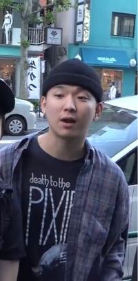 このへきトラのカワグチジンが着てるシャツと中のtシャツがわかる方教え Yahoo 知恵袋