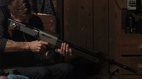 映画「ハンター」（Amazonプライムで視聴できます）で主人公が使用している銃を教えてください。
ボルトアクションで、映画の中ではスコープを載せて狩猟に使用されます。 画像が不鮮明で分かりにくいとは思いますが、よろしくお願いします。
