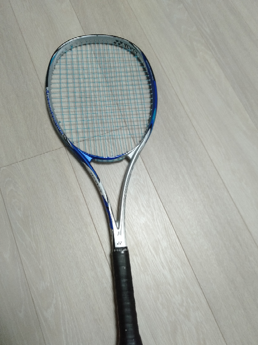 ソフトテニスラケットの初代のジストシリーズの前衛用はすごく多く感