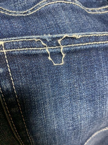 糸のほつれ 直しかた 写真のようにジーンズのステッチがほつれます。 自宅で直せるのであれば直しかたを教えてください。