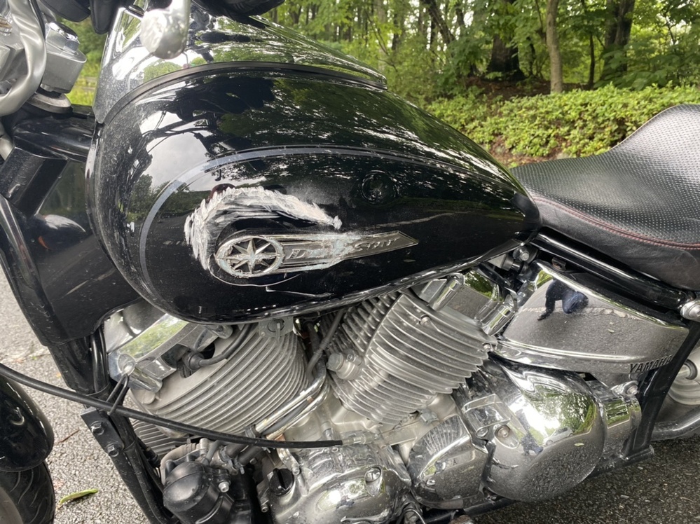 ドラッグスター400 VH01J H19年式取り外し　純正タンク　凹みあり ドラッグスター400の純正タンクが凹んでしまい修理に出そうと思ってい