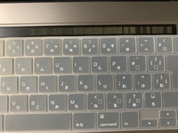MacBook Proのtouch barについてです。
開いたら突然このようなモザイクがかかっていました。Appleに問い合わせたところ原因不明と言われました。このような現象になった方、また復活方法等知 ってる方いたら至急よろしくお願いします！